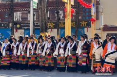 (新春走基层)四川甘孜:藏族群众踏歌起舞庆新年