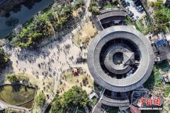 (新春走基层)春节假期 游客福建永定土楼过大年