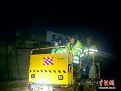 搭乘“敞篷火车”为钢轨“把脉问诊”