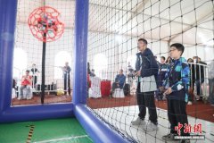 江西南昌:无人机足球赛上演“空中对决”